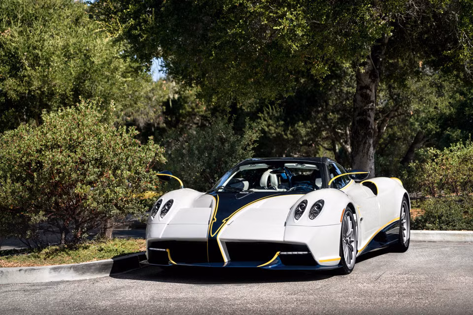 Để đánh dấu cột mốc chiếc Huayra cuối cùng xuất xưởng, Pagani đã tạo ra siêu phẩm Huayra Roadster Gyrfalcon. Biểu tượng loại chim ưng Gyrfalcon xuất hiện khắp xe như cần gạt số, ghế ngồi, ốp cửa và cả táp-lô. Hệ động lực trên siêu phẩm này vẫn là loại tăng áp kép V12 6.0L của Mercedes-AMG, sản sinh công suất 764 mã lực và mô-men xoắn 1.000 Nm.