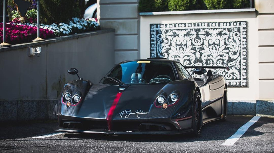 Dù đã bị khai tử để dọn đường cho Huayra nhưng các phiên bản đặc biệt của Zonda vẫn đều đặn ra mắt. Với thời gian hoàn thiện lên đến 1 năm, siêu xe độc nhất Pagani Zonda Aether Roadster được sử dụng cả sợi carbon bóng và mờ để tạo ra hiệu ứng tương phản đẹp mắt cho thân xe. Các chi tiết khí động học đỉnh cao như hốc hút gió trên nóc xe, hốc hút gió trên các vòm bánh xe sau, cánh lướt cỡ lớn phía sau...