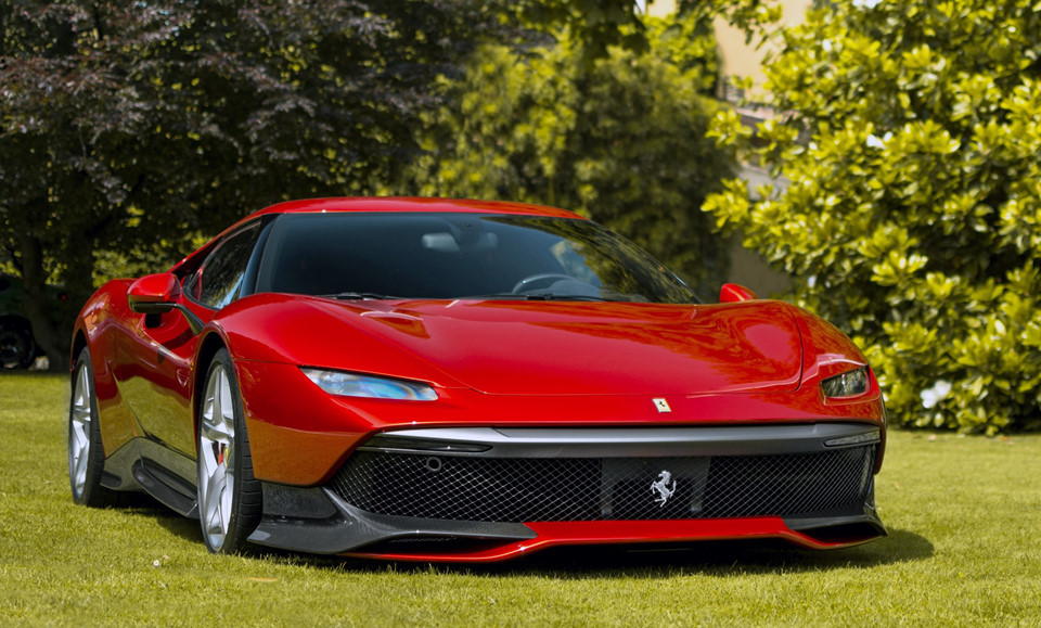 Với nhiều người, sở hữu một chiếc siêu xe đã là một điều tuyệt vời. Những tỷ phú lắm tiền cần nhiều hơn như thế, họ không thích ''đụng hàng'' và những siêu xe hàng hiếm sẽ đáp ứng nhu cầu đó. Năm 2018 chứng kiến khá nhiều mẫu siêu xe phiên bản đặc biệt ra mắt, trong đó có đến 7 mẫu xe hàng đặt riêng độc nhất vô nhị, giá trị lên tới cả triệu USD.