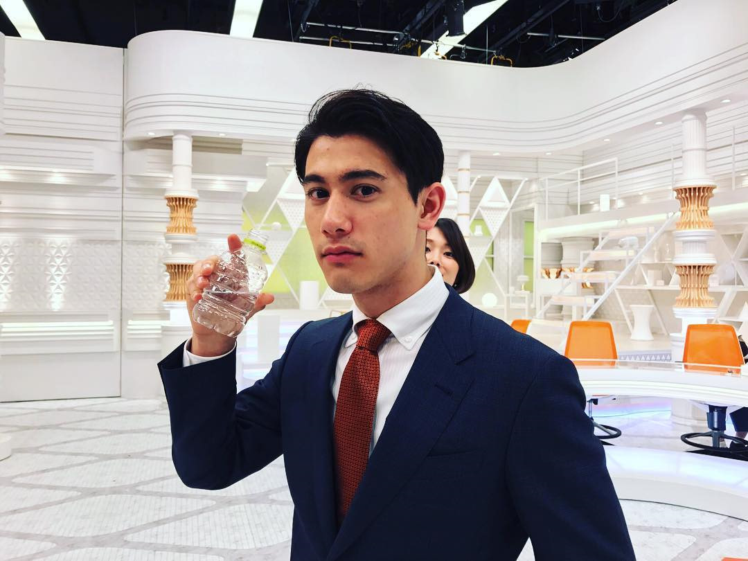 Hasen Kuniyama (sinh năm 1991) hiện là phóng viên, biên tập viên đài TBS. Nhiệm vụ chính của anh là biên tập và dẫn các chương trình về thời sự, thể thao.