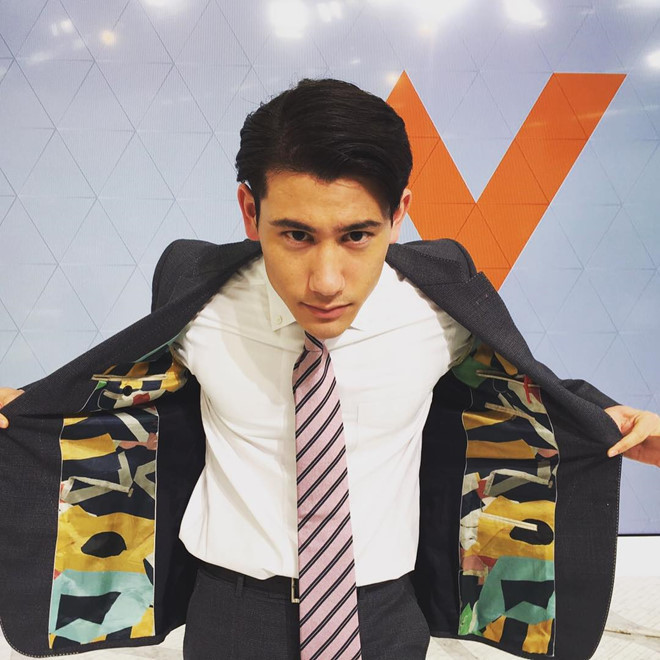 Với phong cách trang phục đầy lịch lãm, kín đáo, những lần hiếm hoi anh chàng khoe body săn chắc, 6 múi đủ khiến hội fan nữ "phát cuồng".