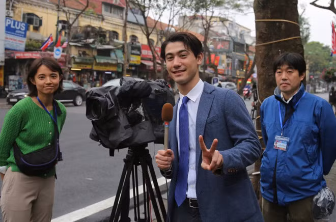 Làm nhiệm vụ đưa tin về Hội nghị Thượng đỉnh Mỹ-Triều được tổ chức tại Hà Nội lần này, nam phóng viên của đài TBS (Nhật Bản) - Hasen Kuniyama - khiến nhiều người chú ý bởi ngoại hình sáng cùng nụ cười thân thiện.