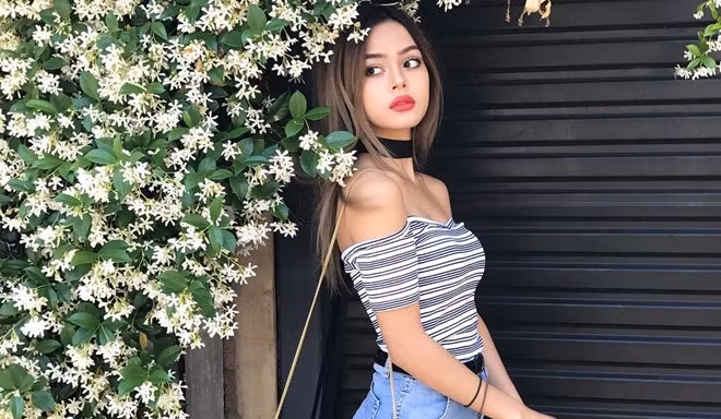 Nhờ vào ngoại hình nổi bật và niềm đam mê make up, dưỡng da, thời trang, Lily bắt tay vào thực hiện các clip dạy trang điểm, review mỹ phẩm. Những sản phẩm của cô nhanh chóng được dân mạng đón nhận.