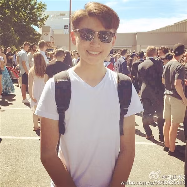 Hàng ngày, ngoài công việc học hành trên trường văn hóa, Uudam vẫn say sưa biểu diễn để có tiền ăn học và sau đó trở về sống cùng gia đình người bố nuôi của mình.