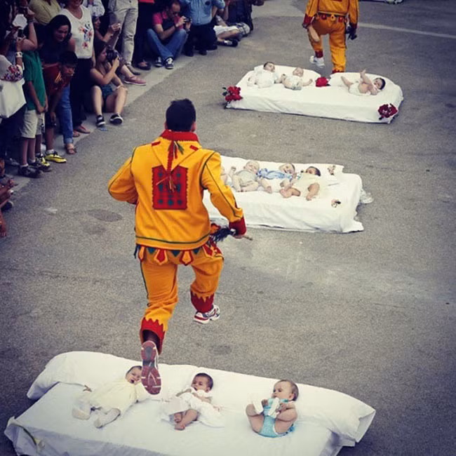 Lễ hội nhảy qua trẻ em, Tây Ban Nha: Cứ đến tháng sáu mỗi năm, Castrillo de Murcia ở Tây Ban Nha thường tổ chức lễ hội nhảy qua trẻ em có tên El Colacho. Lễ hội bắt đầu với hình ảnh người đàn ông hóa trang thành ác quỷ trong bộ quần áo sắc màu, đeo mặt đỏ và chạy quanh ngôi làng. Sau đó, khi âm nhạc truyền thống nổi lên, những người này bắt đầy nhảy qua các em bé được đặt nằm sẵn trên đệm. Nghi lễ này được cho là để bảo vệ trẻ nhỏ khỏi những điều không may mắn và gột bỏ tội lỗi của chúng. Lễ hội El Colacho có “tuổi thọ” đã 400 năm.