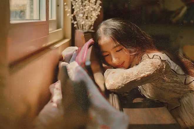 Khi được hỏi cơ duyên đưa Minh Hương tới nghề giáo viên, cô nàng này trải lòng đó là hồi cấp 3, cô bạn học ngữ văn vượt trội nhất nhưng khi quyêt định trở thành giảng viên thì cô lại chọn môn Hóa và tất cả đều là do chữ "Duyên".