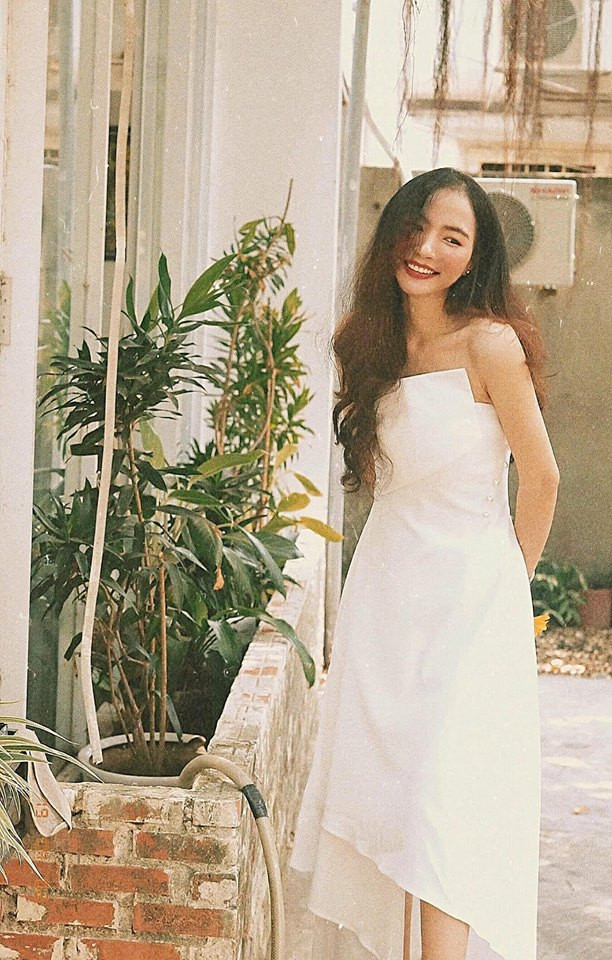 "Bình thường mình khá là bận, nên thi thoảng tụi nhóm bạn đam mê máy ảnh Film gặp nhau cà phê, rồi mấy bạn lại lấy máy ảnh chụp mình. Mình cũng có khiếu chụp ảnh nên đôi lúc mình vẫn nhận chụp vài bộ ảnh kỉ niệm cho mấy anh chị trong cơ quan hoặc vào dịp lễ kỉ niệm nào đó của người quen ạ". Nữ giảng viên ĐH Kinh tế Kỹ thuật Bình Dương chia sẻ.