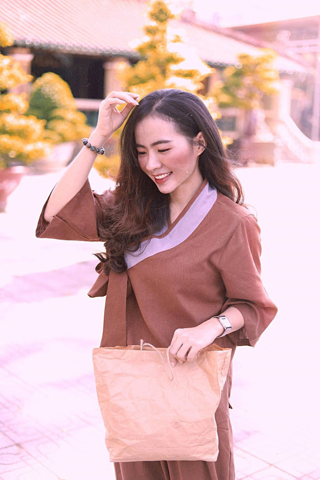 Mới đây, dân tình đã nhốn náo vì nữ giảng viên đại học đến từ Bình Dương với thần thái hơn người. Cô giáo trẻ này sở hữu gương mặt nhỏ với các đường nét khả ái, chiếc mũi cao, đường nét lai Tây quyến rũ.