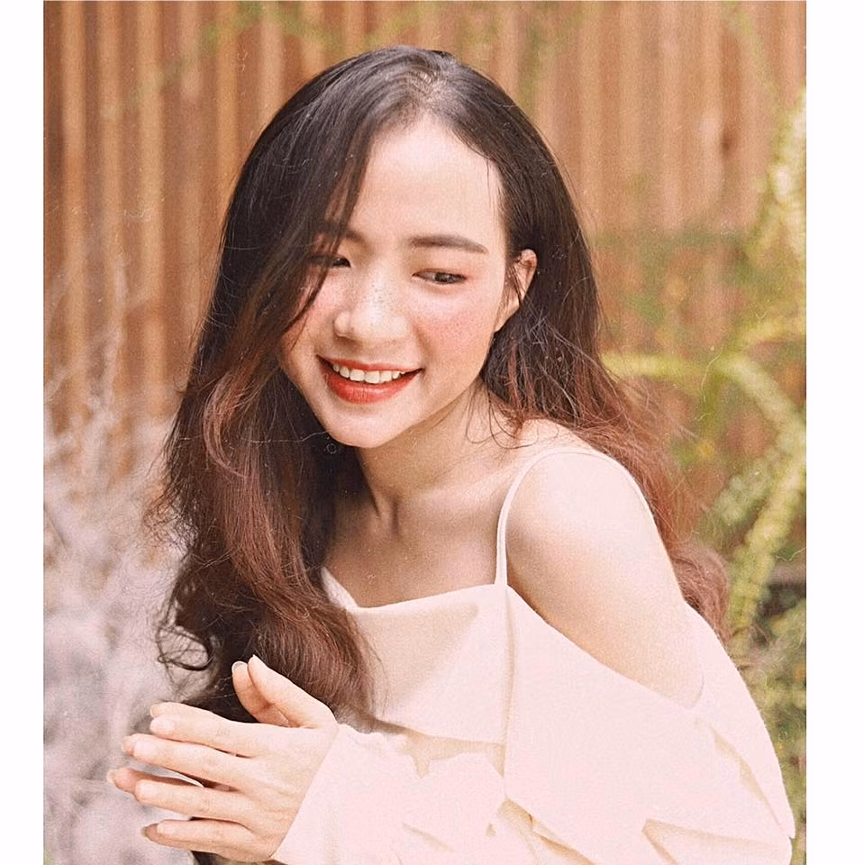 Sở hữu ngoại hình xinh đẹp cho nên Hương nhận được khá nhiều bạn thợ ảnh mời chụp. Các nhiếp ảnh gia từ Hà Nội tới Sài Gòn đều đánh tiếng mời cô bạn vào những concept ảnh của mình.