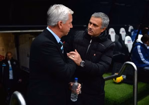 Nhìn vào thành tích đối đầu, Alan Pardew được đánh giá là nhà cầm quân khá kỵ rơ với Jose Mourinho. Dù cả hai HLV đầy tài năng này đều có quãng thời gian dài làm việc tại Ngoại hạng Anh nhưng họ chỉ có ba lần đối đầu trực tiếp.