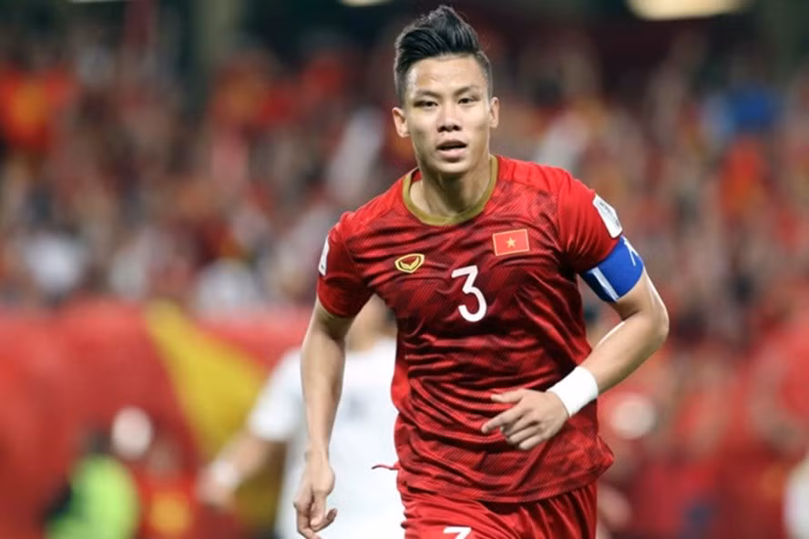 Nếu phải chọn ra "đá tảng" trong đội hình đội tuyển Việt Nam đấu Thái Lan, NHM sẽ nhắc tên Quế Ngọc Hải. Trung vệ của CLB Viettel càng thi đấu càng hay.