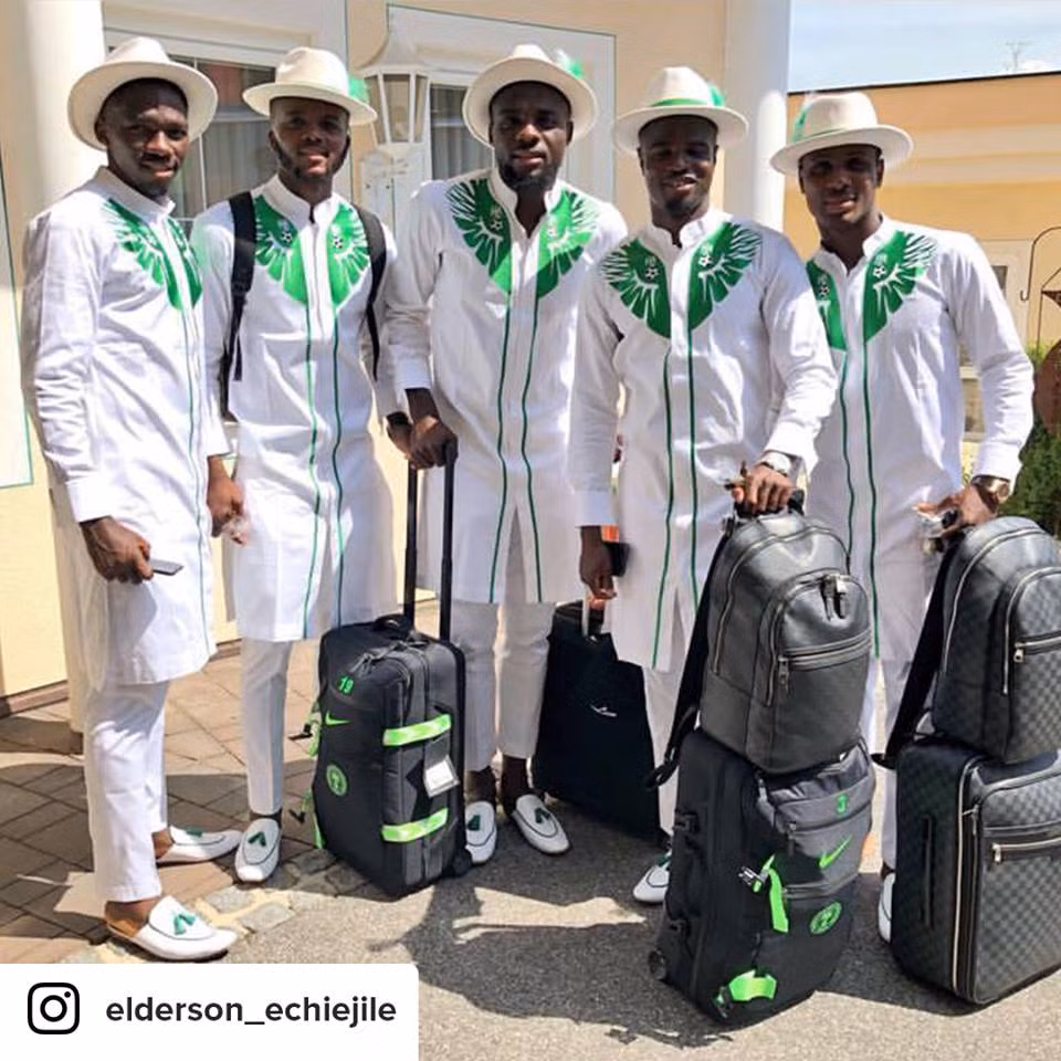 Để ton-sur-ton với bộ trang phục các nhà thiết kế không quên mang đến cho ĐT Nigeria những đôi giày dạng sục màu trắng xanh khá tiện lợi.