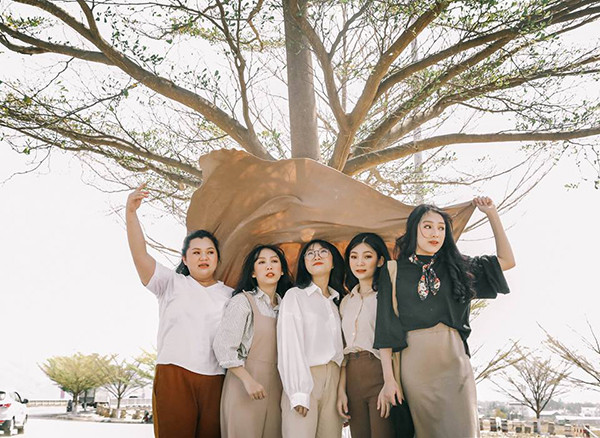 Bộ ảnh chia sẻ những khoảnh khắc ngọt ngào bên nhau của nhóm bạn trẻ là học sinh lớp 11 tại Trường THPT Kon Tum gồm: Thanh Thảo, Mai Phương, Phương Dung, Thu Uyên và Nhi.