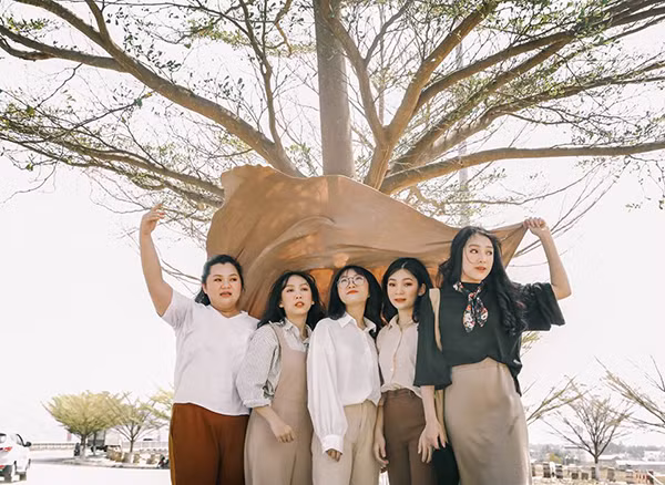 Bộ ảnh chia sẻ những khoảnh khắc ngọt ngào bên nhau của nhóm bạn trẻ là học sinh lớp 11 tại Trường THPT Kon Tum gồm: Thanh Thảo, Mai Phương, Phương Dung, Thu Uyên và Nhi.