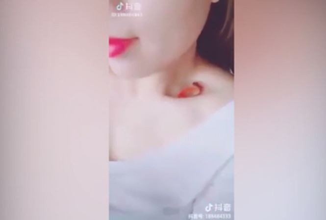 Trào lưu nuôi cá trong xương quai xanh, chuẩn mực cái đẹp mới của giới trẻ Trao luu nuoi ca trong xuong quai xanh, chuan muc cai dep moi cua gioi tre