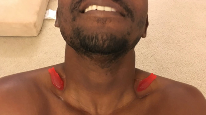 Người tham gia chỉ cần chuẩn bị vài chú cá cảnh nhỏ cùng chút nước sạch, rồi cho cả hai vào phần hõm ở xương quai xanh của mình.