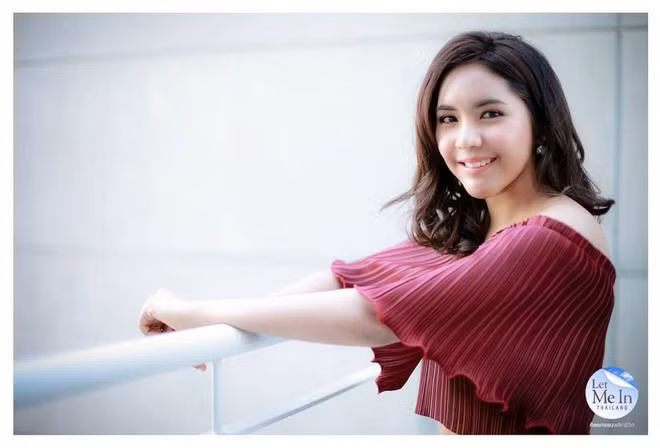 Chứng kiến cuộc sống quá cơ cực của Lin, bạn bè và người thân xung quanh cô gợi ý việc tham gia chương trình "Let Me In Thailand" để mong có cơ hội thay đổi nhan sắc và cô bạn này thử đăng kí và đã được chọn làm nhân vật.