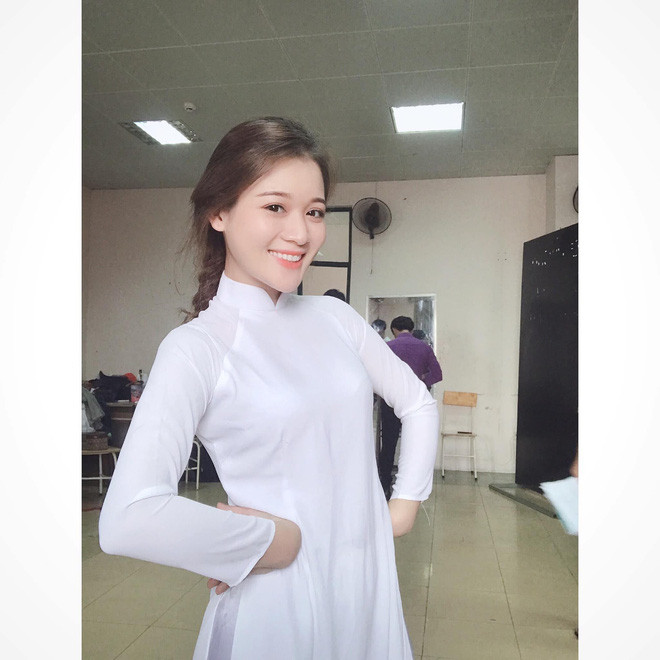 Nổi tiếng - chân dài - đại gia là những từ khóa thường đi kèm với nhau. Nhận thức được những cám dỗ xung quanh sự nổi tiếng nhưng Yến Nhi không giữ quan điểm phiến diện.