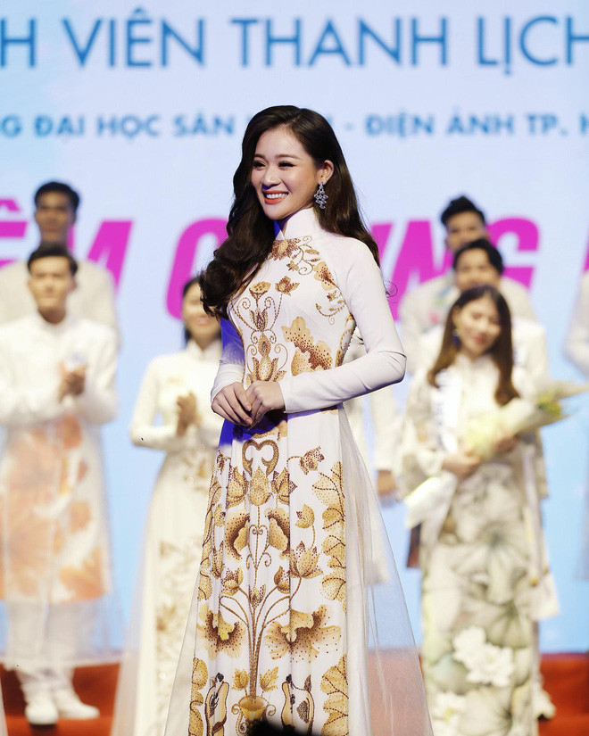 Nguyễn Yến Nhi sinh năm 1998, cô nàng này không chỉ xinh đẹp mà còn vô cùng thông minh. Điều này thể hiện trong phần thi ứng xử với những câu trả lời tự tin, sắc xảo để giành vương miện Hoa khôi Sân khấu Điện ảnh TP HCM.