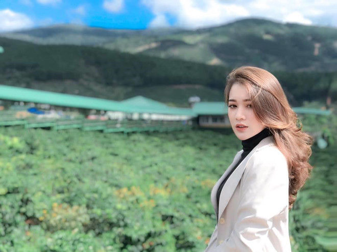 Thiếu nữ ghi điểm với cách tạo dáng như người mẫu. Dù là trong trang phục truyền thống hay đời thường, cô nàng đều khéo léo khoe những ưu điểm của mình.