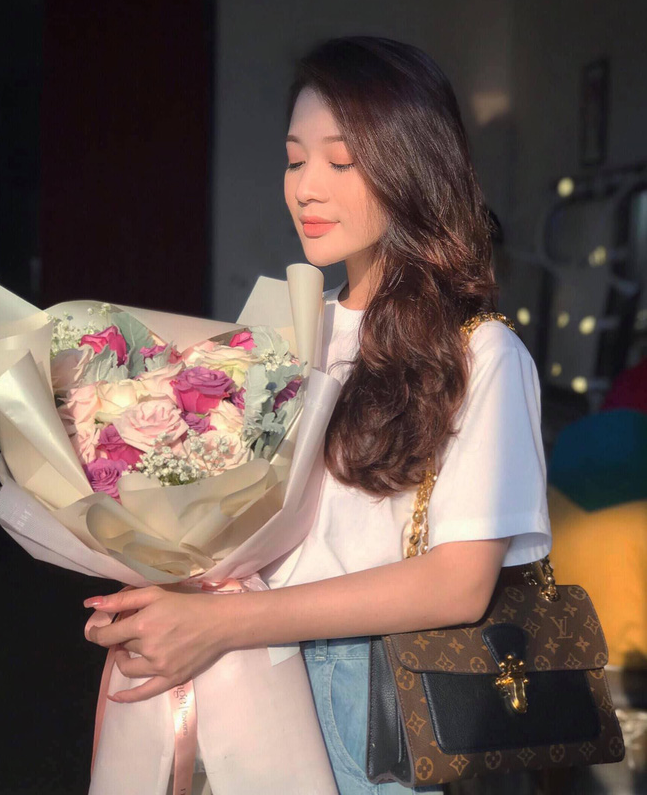 Nữ sinh trường điện ảnh tiết lộ sau khi giành danh hiệu hoa khôi, 9X muốn đạt nhiều thành tích trong học tập để không những trở thành diễn viên chuyên nghiệp mà còn thành công ở nhiều vai trò như người mẫu, ca sĩ...