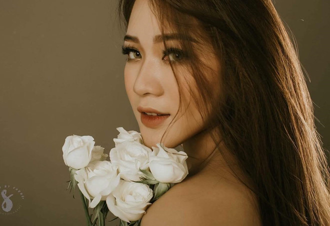 Yến Nhi sở hữu gương mặt thanh tú, mắt, mũi, môi hài hòa, cùng thân hình với chiều cao lý tưởng.