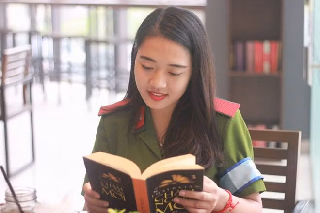 Sở hữu khuôn mặt bầu bĩnh, dễ thương, Mỹ Châu trở thành gương mặt khá nổi tiếng trong trường Học viện Cảnh sát Nhân dân thông qua rất nhiều có rất nhiều hoạt động văn - thể - mỹ, câu lạc bộ trong trường.