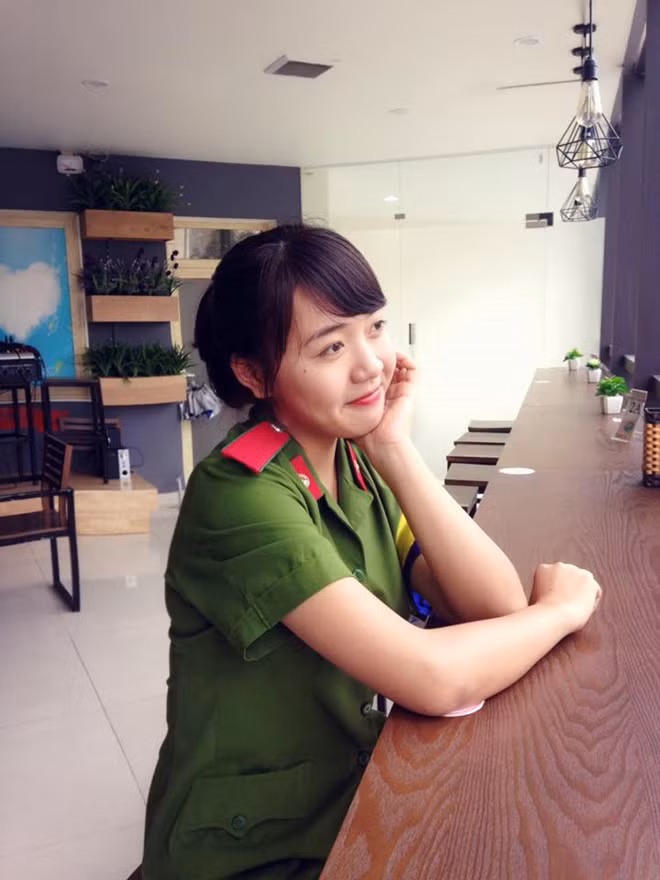 Không chỉ xinh đẹp, Mỹ Châu còn sở hữu bảng thành tích học tập khá khủng, cô bạn này từng 9 năm liền đạt học sinh xuất sắc của trường và 4 năm đạt học sinh giỏi cấp huyện. Châu cũng từng đạt giải Nhì và Ba cuộc thi "Vở sạch chữ đẹp" và còn nhiều giải thưởng khác.