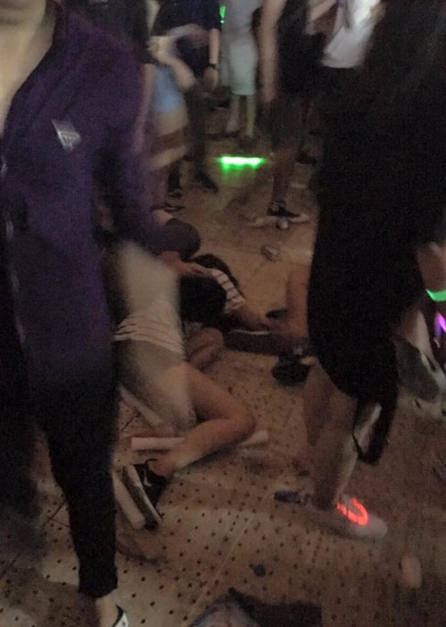 Để có một buổi lễ chào đón năm mới suôn sẻ bạn hãy tránh xa những đám đông, không đi vào dòng người và giữ khoảng cách an toàn để tránh việc thiếu không khí dẫn đến tình trạng ngất xỉu, đặc biệt với những bạn trẻ có tiền sử tim mạch và hen suyễn.