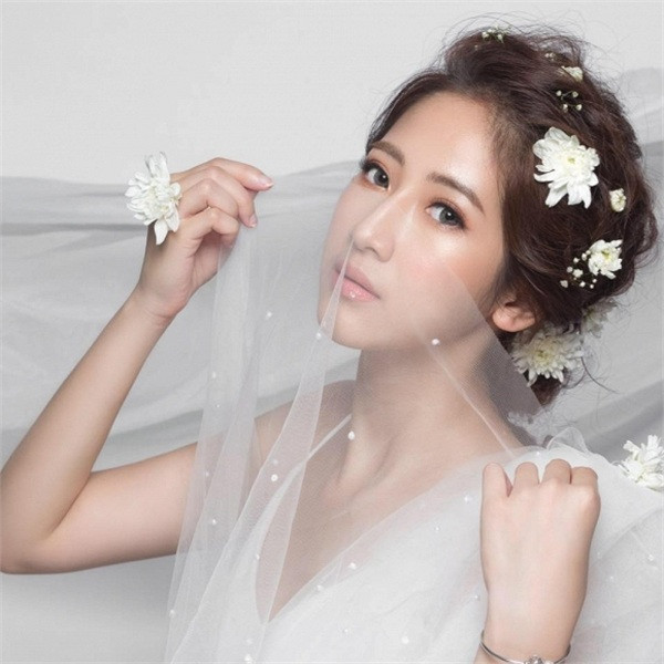 Diễn viên Hoàng Thùy Linh từng tham gia một số dự án phim như "Loa phường". Nữ sinh Đại học Thăng Long cho biết bản thân cô cũng gặp chút áp lực vì sợ bị so sánh với Trâm Anh.