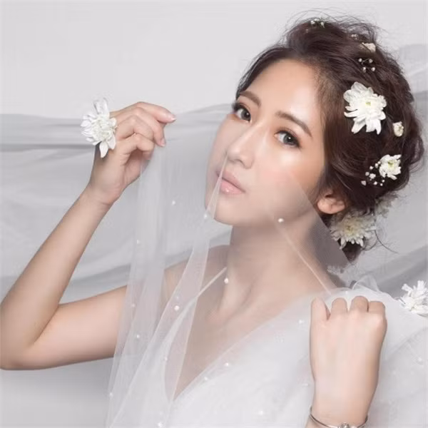 Diễn viên Hoàng Thùy Linh từng tham gia một số dự án phim như "Loa phường". Nữ sinh Đại học Thăng Long cho biết bản thân cô cũng gặp chút áp lực vì sợ bị so sánh với Trâm Anh.