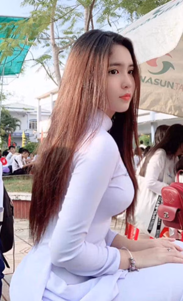 Đoan Nghi mang trong mình 2 dòng máu Việt – Trung khi bố là người Việt Nam còn mẹ gốc Trung.