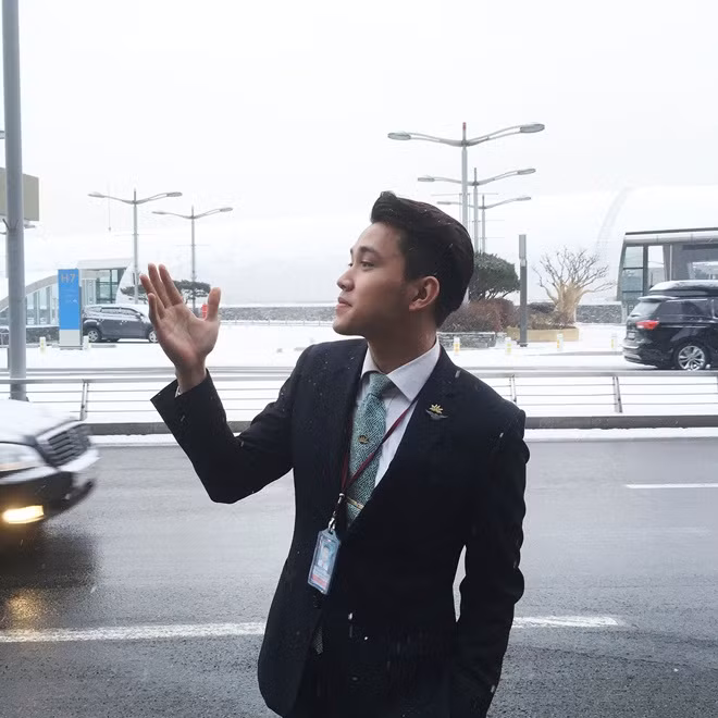 Gần đây, trên mạng xã hội, sau khi những bức ảnh của anh chàng tiếp viên hàng không đẹp trai, lịch lãm - Anh Quân được đăng tải đã khiến nhiều fan nữ dậy sóng và thầm ngưỡng mộ. Ảnh sử dụng trong bài: Facebook nhân vật.