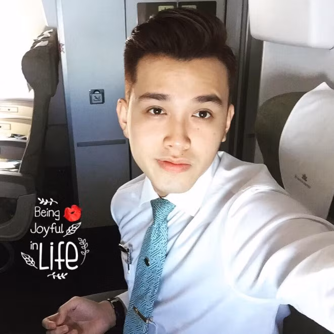 Chia sẻ về nghiệp hàng không của mình, Anh Quân chia sẻ rằng công việc tiếp viên hàng không đến với anh khá bất ngờ. Sau khi tốt nghiệp đại học, Quân làm việc tại một công ty quảng cáo theo đúng chuyên ngành. Bỗng một hôm, anh trai Quân đã gọi điện thoại và ra sức thuyết phục Quân thi tuyển tiếp viên hàng không.