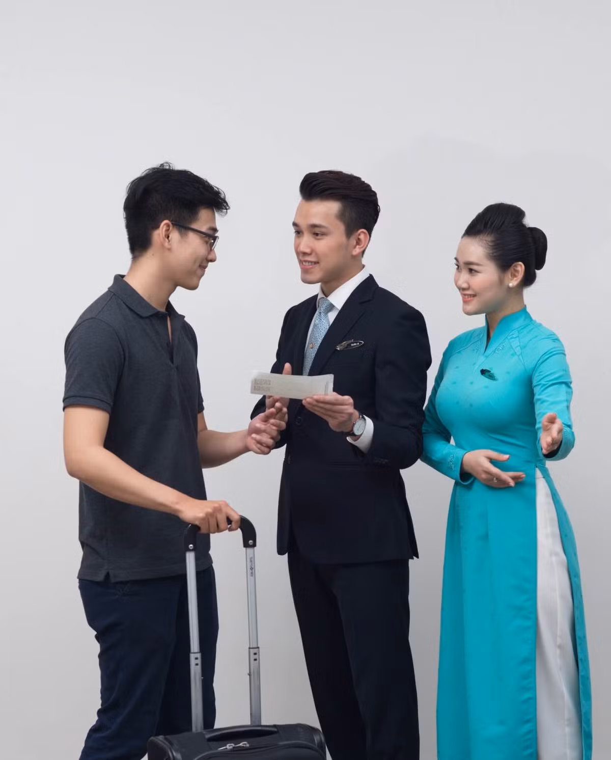 Nhiều đồng nghiệp của Anh Quân chia sẻ, anh chàng này không chỉ đẹp trai mà còn sở hữu chất giọng hát ngọt ngào, truyền cảm và nhận được khá nhiều người yêu thích. Bên cạnh đó hot boy 9X này còn là thành viên của đội văn nghệ đoàn tiếp viên hàng không Việt Nam Airlines.