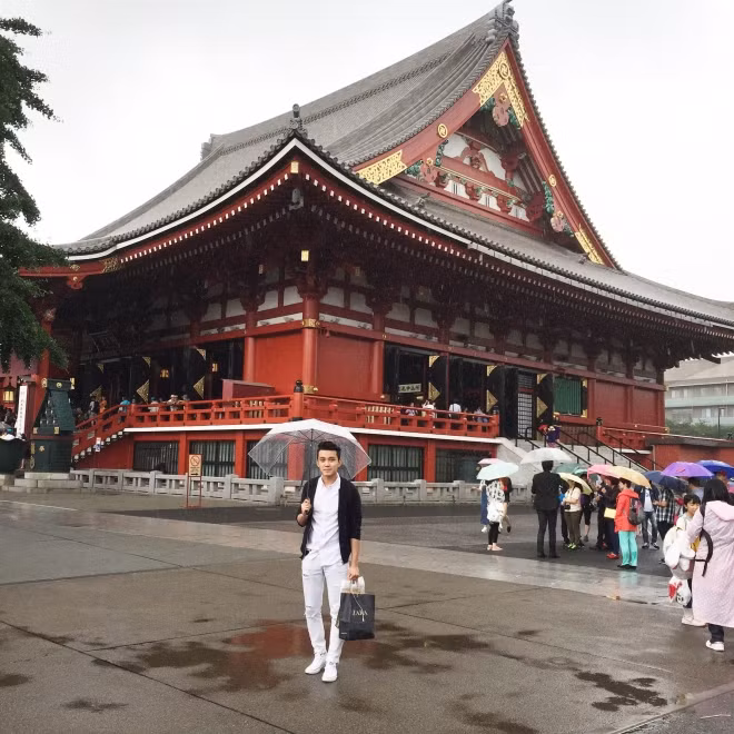 Sở hữu thân hình chuẩn người mẫu và gương mặt cá nổi trội, chàng tiếp viên hàng không - Anh Quân được chọn làm đại diện hình ảnh cho Hãng Hàng Không Quốc Gia Việt Nam tham gia trong chiến dịch quảng cáo dịch vụ 4 sao của hãng