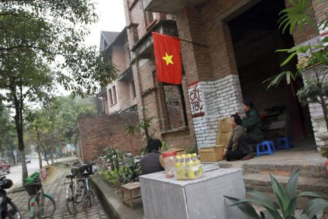 Khảo sát cho thấy, hàng loạt những ngôi biệt thự xây dựng với số tiền bạc tỉ tại các khu đô thị mới như Xa La, Văn Quán (Hà Đông); Mễ Trì, Cổ Nhuế (Từ Liêm); Việt Hưng (Gia Lâm)...Các khu đô thị mới này đều nằm dọc các tuyến đường vừa mới mở rộng, giao thông đi lại thuận tiện, gần các trường học, siêu thị, bệnh viện...