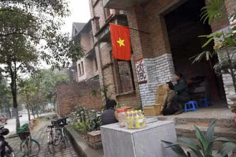 Khảo sát cho thấy, hàng loạt những ngôi biệt thự xây dựng với số tiền bạc tỉ tại các khu đô thị mới như Xa La, Văn Quán (Hà Đông); Mễ Trì, Cổ Nhuế (Từ Liêm); Việt Hưng (Gia Lâm)...Các khu đô thị mới này đều nằm dọc các tuyến đường vừa mới mở rộng, giao thông đi lại thuận tiện, gần các trường học, siêu thị, bệnh viện...