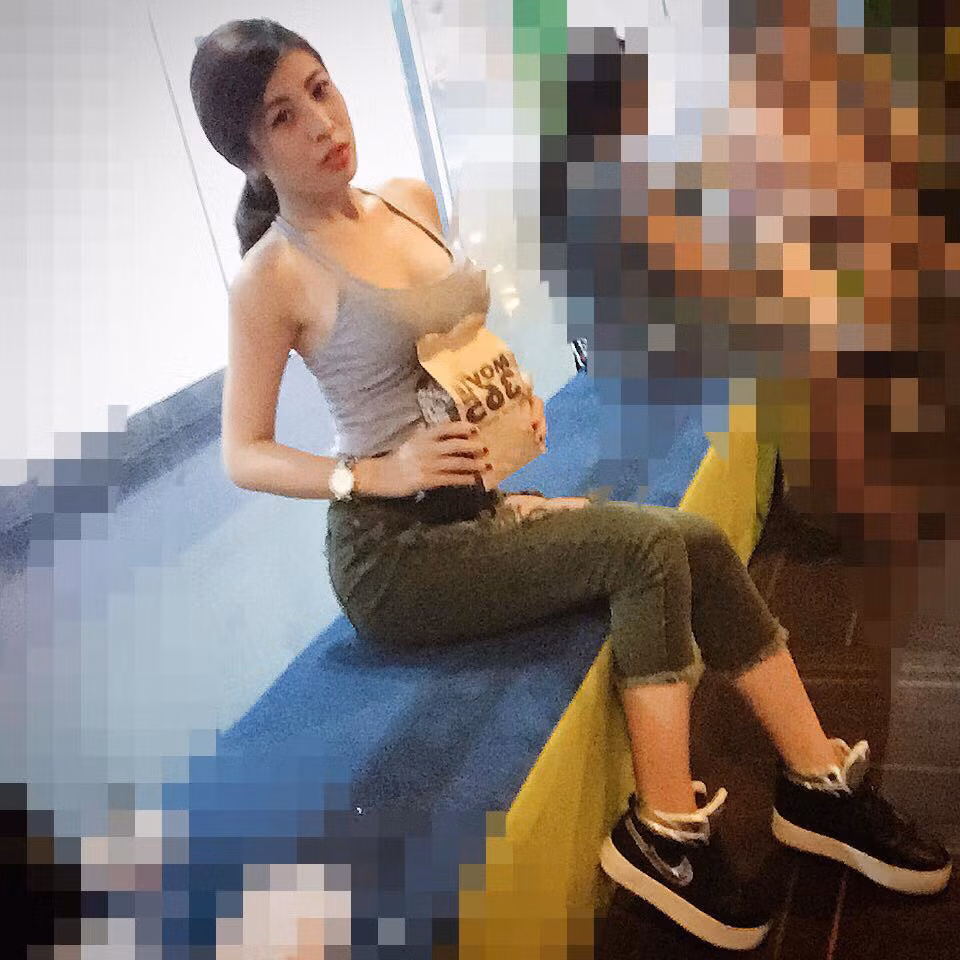 Hân Navy tên thật là Dương Thị Hân, quê gốc Bắc Giang, hiện đang sống và làm việc ở Sài Gòn.