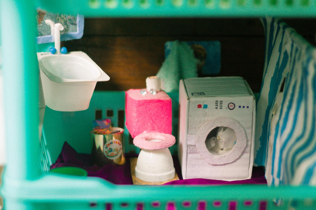 Tủ lạnh, nhà vệ sinh, bồn rửa mặt và thùng rác đều được Ngân làm theo cảm nhận của mình bằng mắt.