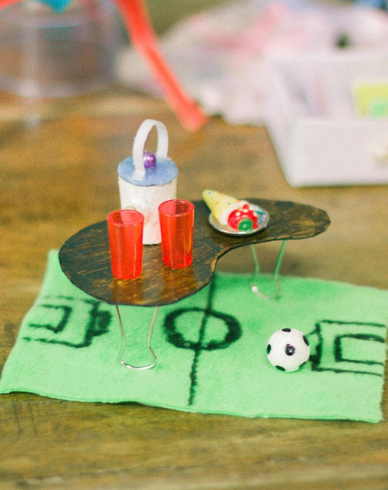 Chiếc bàn uống nước được Ngân xử lý khéo léo bằng một miếng gỗ nhỏ, chân làm bằng kẹp giấy. Con mắt nghệ thuật của cô gái lớp 4 này còn nằm ở chỗ cô biết trang trí cho chiếc bàn của mình làm sao thật sinh động.