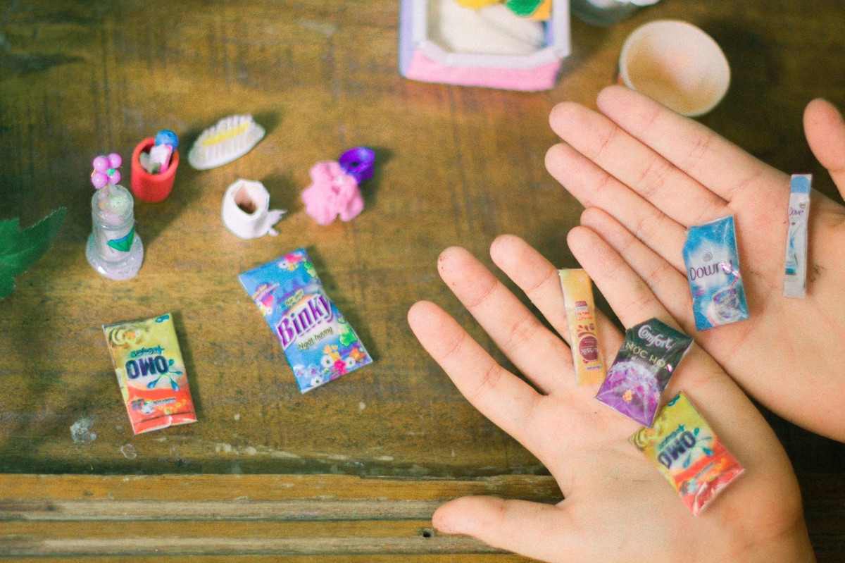 Mới đây, một cô bé lớp 4 ở An Giang đã tự tay mình làm ra tất cả những đồ chơi dễ thương bằng cách tái chế lại những đồ đã bỏ đi trong nhà.