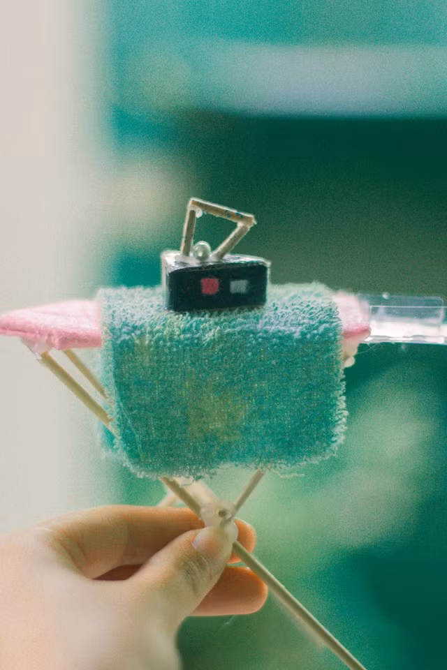 Cầu là và chiếc bàn là thể hiện sự tỉ mỉ của cô gái tên Ngân.