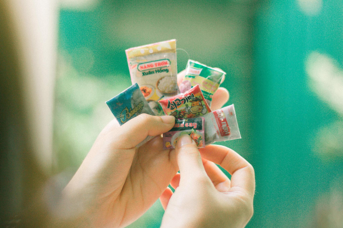 Hồi nhỏ, ai cũng ao ước có một thế giới của riêng mình trong đó có đầy đủ những món đồ chơi mini nhỏ xinh từ chiếc bàn là, kệ tủ, máy giặt, bịch đựng xà phòng. Tuy nhiên do vật liệu khan hiếm nên hầu hết các món đồ này chỉ nằm trên ý tưởng.