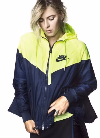 Sau khi công khi dính vào vụ bê bối Doping không lâu, Maria Sharapova đã nhận được thông báo cắt hợp đồng với hàng thời trang Nike (hãng thời trang thể thao lớn của thế giới). Mất bản hợp đồng này, búp bê người Nga mất một khoản thu nhập khá lớn.