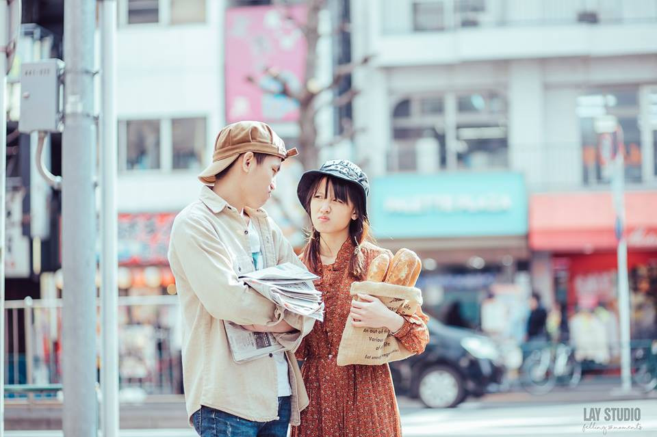 Xuân Hậu chia sẻ thêm rằng: "Vất vả nhất phải kể đến cảnh té, để có được những hình ảnh chân thật nhất, Toàn và Trinh đã phải té đi té lại rất nhiều lần. Nhưng may mắn là sau khi xuất hiện, sản phẩm của cả ekip đã nhận được rất nhiều lời khen ngợi từ bạn bè xung quanh."