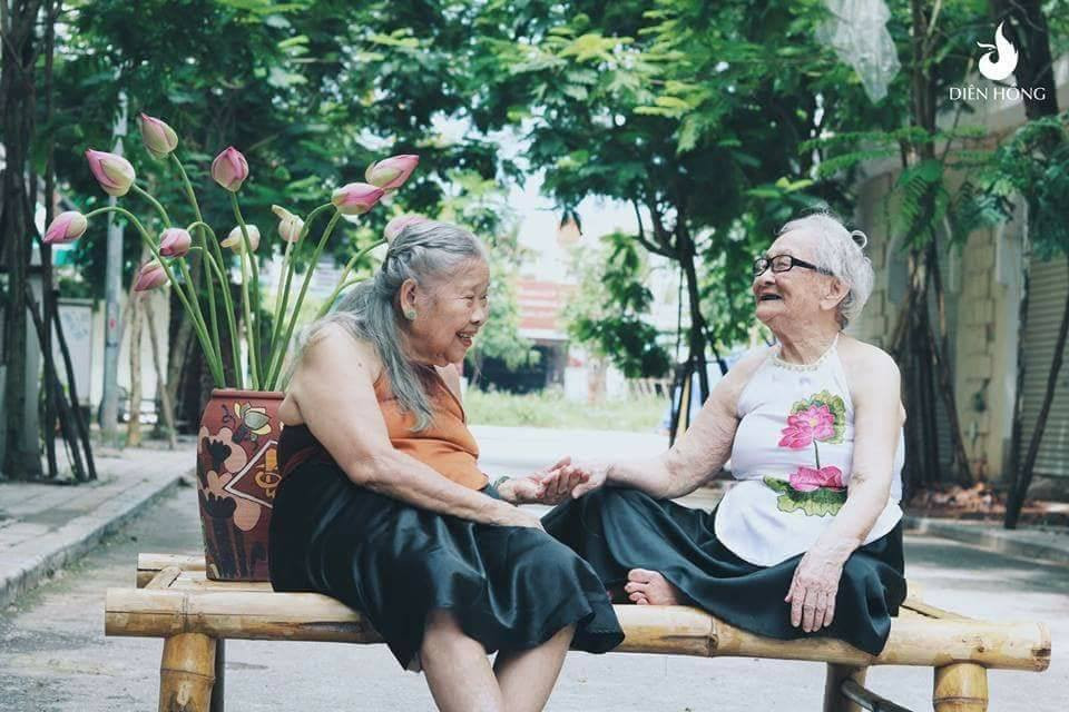 Ngay sau khi đăng tải, bộ ảnh đã liên tục được dân mạng chia sẻ lên nhiều fanpage và đã nhận được hàng chục nghìn lượt xem, hàng nghìn bình luận của cộng đồng mạng.