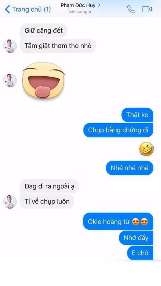 Tiền vệ của đội tuyển U23 Việt Nam - Phạm Đức Huy còn trò chuyện với fan khi người này tặng cho anh một chú gầu nhồi bông. Khi được fan hỏi có còn giữ quà hôm trước tặng không? Đức Huy nhí nhảnh trả lời " Giữ căng đét, tắm giặt thơm tho nhé".