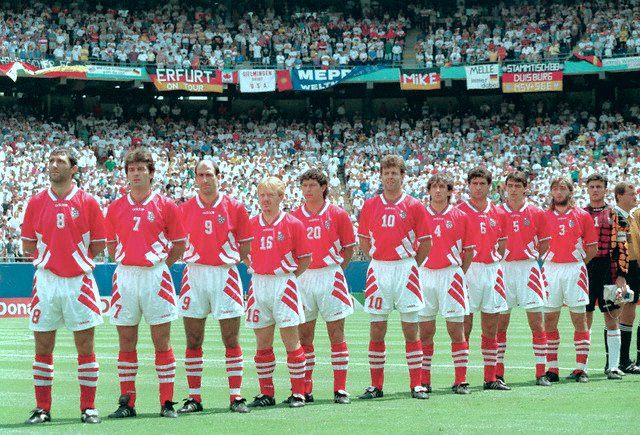 Bulgaria đến với World Cup 1994 với tư thế của kẻ lót đường bởi thành tích của họ trước khi diễn ra ngày hội bóng đá lớn nhất tại Mỹ chỉ toàn hòa và thua. Ngay trong trận khai màn những cầu thủ đến từ xứ sở Hoa hồng thua 0-3 trước Nigeria.