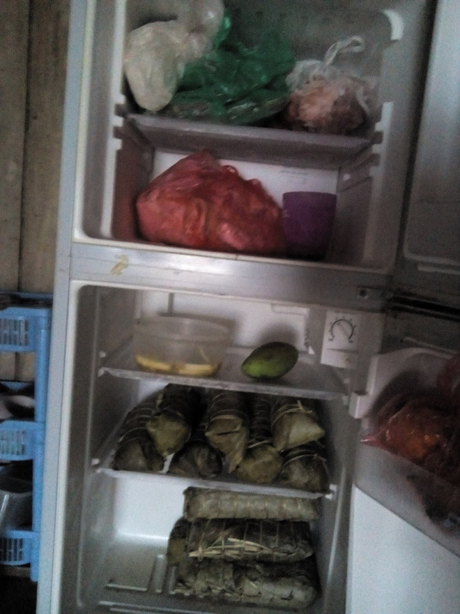 Chiếc tủ lạnh đầy bánh Tét được nickname Anh Thúy chia sẻ cùng dòng bình luận: "Em ngán bánh Tét lắm rồi. Ai giải cứu em đi, thực phẩm tươi thì không được ăn. Giờ toàn phải ăn đồ lưu cữu".